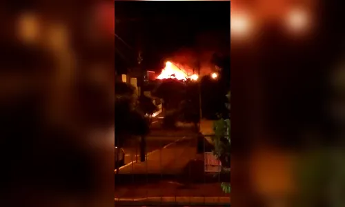 Casa pega fogo e mobiliza Corpo de Bombeiros em Califórnia