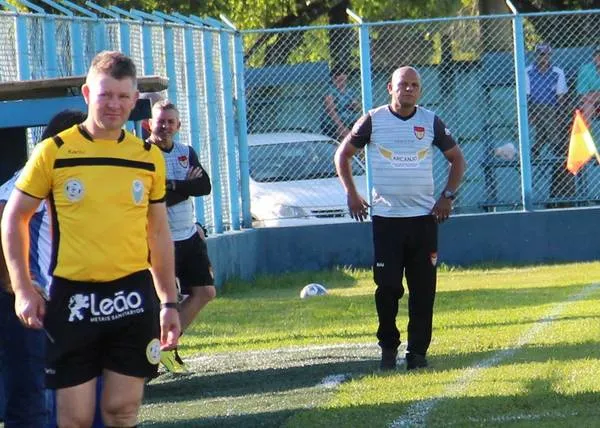 O técnico Norberto Arruda Lemos comandou o Apucarana Sports em dez partidas na Divisão de Acesso - Foto: Apucarana Sports/Divulgação