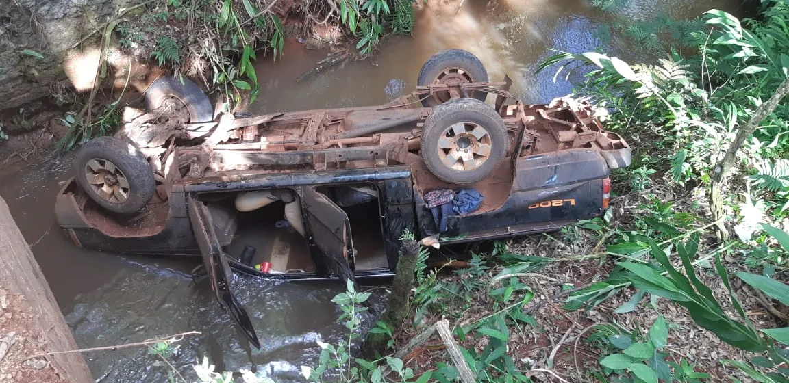A caminhonete foi encontrada caída no rio sob ponte de estrada rural