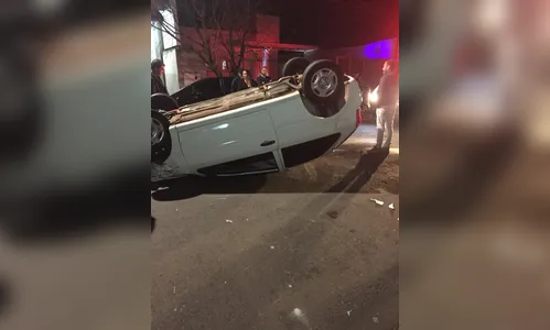 Carro capota após acidente envolvendo mais três veículos no centro de Apucarana