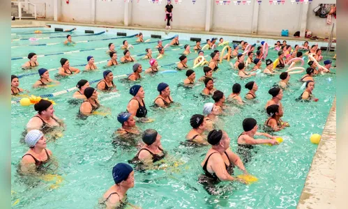 Mães participam de “aulão” de hidroginástica