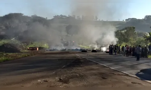 Moradores do distrito de Irerê em Londrina bloqueiam PR-445 