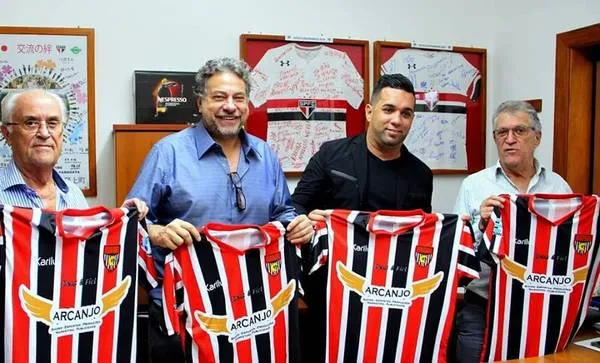 O presidente do Apucarana Sports, Douglas Rodrigues de Lima, com diretores e conselheiros do São Paulo Futebol Clube - Foto: Apucarana Sports/Divulgação