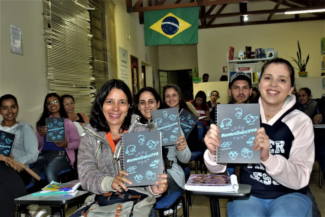 140 estudantes dos cursos técnicos recebem agendas de apoio