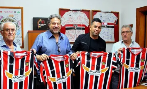 O presidente do Apucarana Sports, Douglas Rodrigues de Lima, com diretores e conselheiros do São Paulo Futebol Clube - Foto: Apucarana Sports/Divulgação