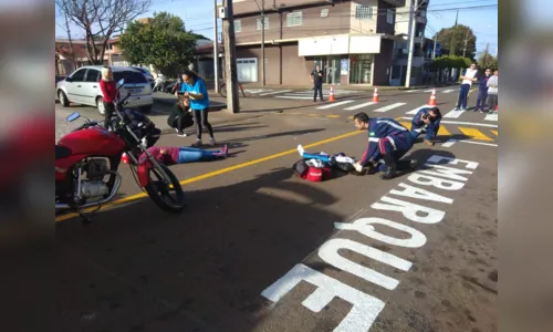 
							Alunos participam de uma simulação de acidente 
						
						