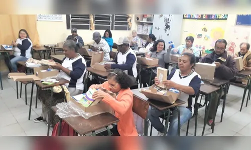 Alunos da EJA utilizam novos materiais escolares durante aprendizagem