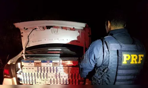 Após perseguição, PRF recupera carro roubado carregado com cigarros contrabandeados 