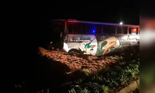 Acidente envolvendo ônibus de estudantes provoca uma morte e deixa feridos 