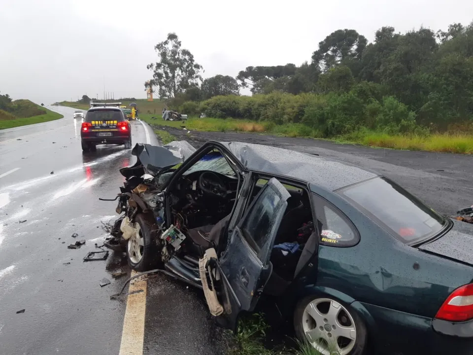 Carro invade a faixa contrária e provoca colisão frontal; uma pessoa morreu e duas ficaram feridas