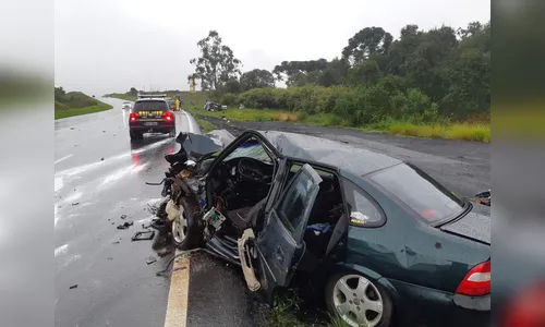 Carro invade a faixa contrária e provoca colisão frontal; uma pessoa morreu e duas ficaram feridas