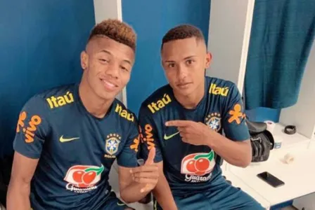 David Neres, do Ajax-HOL, e Guilherme Azevedo, do Grêmio, nesta quinta-feira na Granja Comary |  Foto: Divulgação