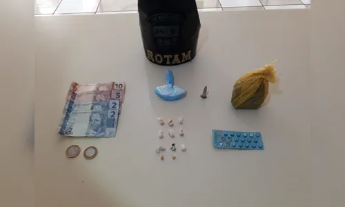 Adolescentes são apreendidos com estimulante sexual, pedras de crack, cocaína e maconha