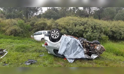 
							Carro invade a faixa contrária e provoca colisão frontal; uma pessoa morreu e duas ficaram feridas
						
						