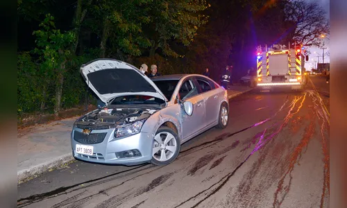 Motorista perde o controle da direção, atinge veículo e capota próximo ao bosque