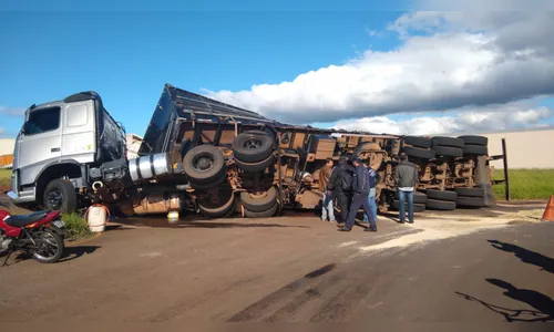 Carreta tomba em rotatória do Interlagos