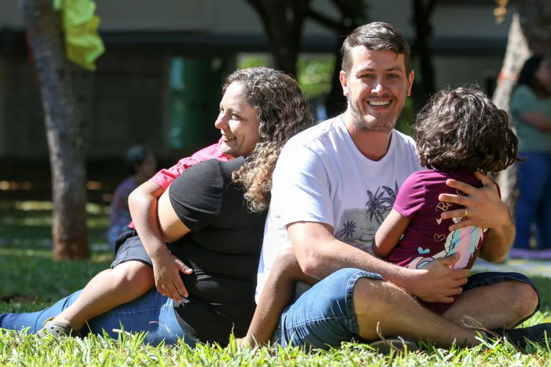 Casal adota irmãos e conta como rotina de vida mudou 