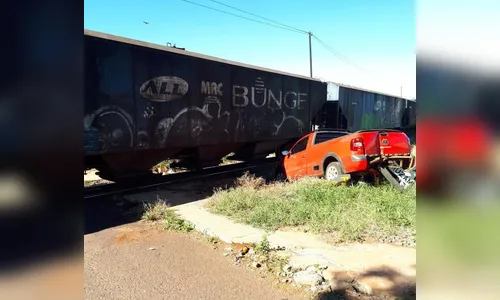 Trem atinge veículo na Vila Nova, em Apucarana