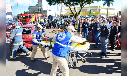 Simulação de acidente chama atenção de pedestres no centro de Apucarana 