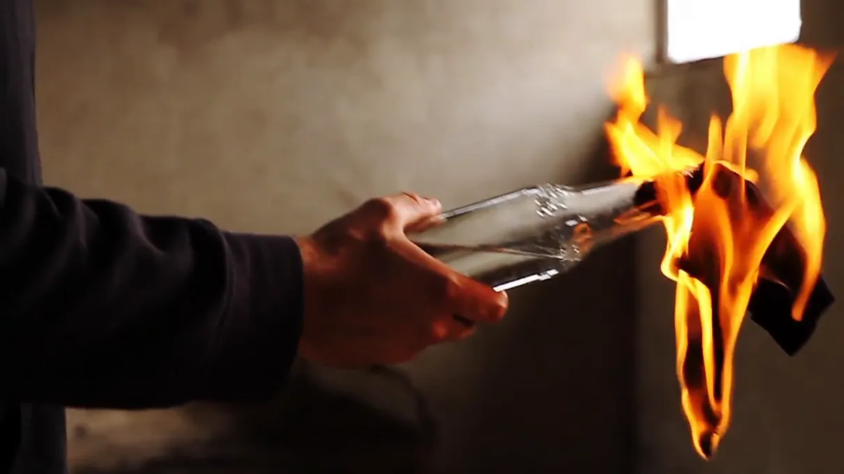 Uma garrafa com fogo foi atirada contra a casa, do tipo coquetel molotov. Foto: Internet / Divulgação