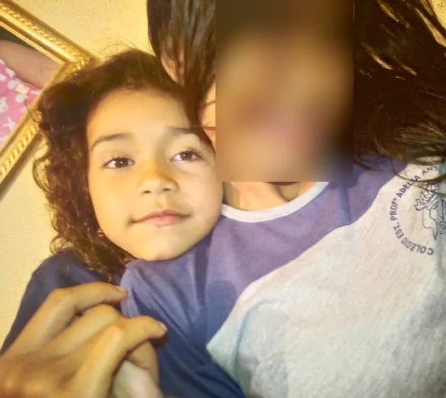 Criança de cinco anos morre após ser baleada dentro de casa 