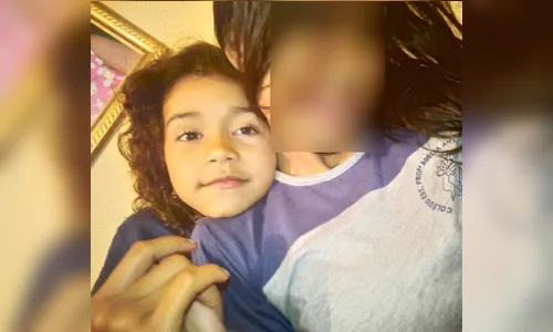 Criança de cinco anos morre após ser baleada dentro de casa 