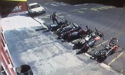 Ao estacionar, homem derruba motocicleta e provoca 'efeito dominó' 