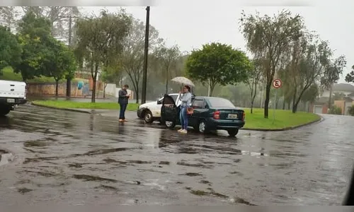 Acidente entre carro e caminhonete deixa uma pessoa ferida em Ivaiporã