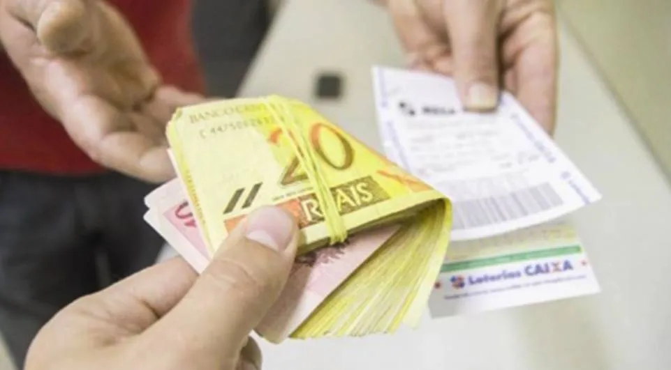 Mulher perde mais de R$4 mil após cair no golpe do bilhete premiado 
