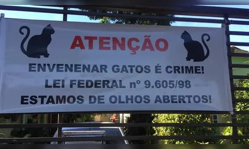 Moradores colocam faixas alertando para envenenamento de animais 
