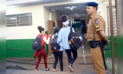 Comunidade de Londrina aprova presença de policiais em escolas