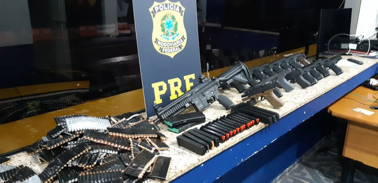PRF apreende fuzil e pistolas na BR-369