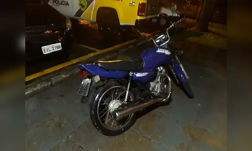 PM recupera moto furtada e cumpre mandado de prisão