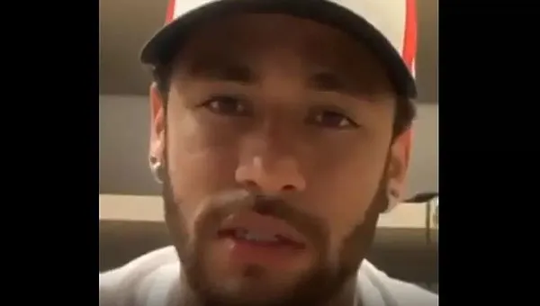 O atacante Neymar divulgou um vídeo expondo todas as mensagens trocadas com a garota, para provar que não cometeu o crime.