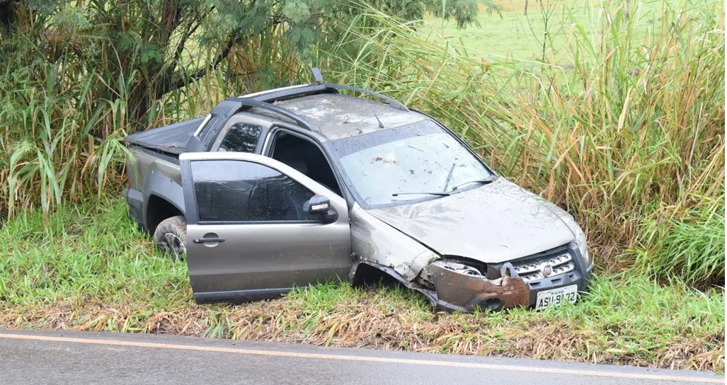 Motorista perdeu o controle do veículo e capotou. Foto: Reprodução/Portal do Tossinha