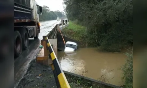 Três pessoas morrem após carro cair em rio, na BR-476