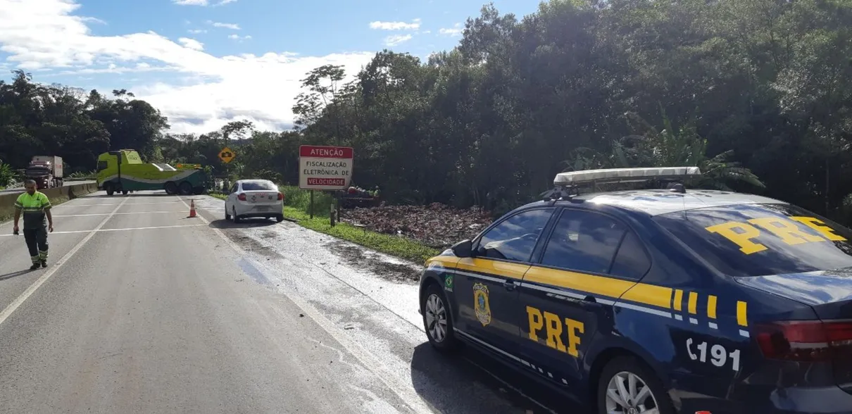 Caminhão carregado de leite tomba na BR-277 e duas pessoas morrem