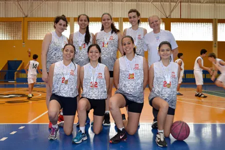 O time feminino do “Platão” venceu o Colégio Padre Ângelo Casagrande no sistema “melhor de três” - Foto: Lilian Nariai