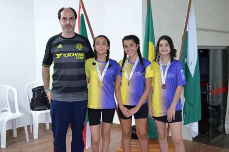 No feminino individual de 12 a 14 anos, três jandaienses dividiram o pódio: Lara Mariano – ouro; Milena Ferraz – prata; e Giovana Herera – bronze. Na foto, elas aparecem ao lado do técnico Rodrigo Dorabiato - Foto: Lilian Nariai