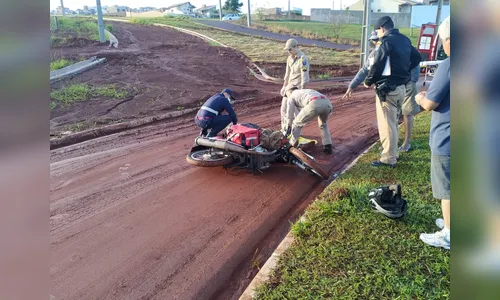 Motociclista sofre queda ao passar pela rotatória da Avenida Jaboti