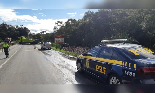 Caminhão carregado de leite tomba na BR-277 e duas pessoas morrem