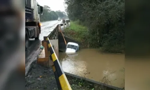 Bebê resgatado de carro que caiu em rio na BR-476 morre no hospital 