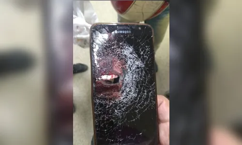 Celular amortece tiro e PM é ferido de raspão