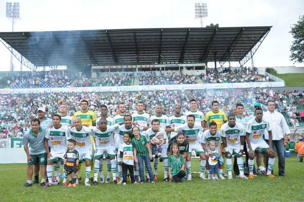Arapongas Esporte Clube, campeão do interior do Campeonato Paranaense em 2012: melhor época do futebol araponguense - Foto: Arquivo/TN