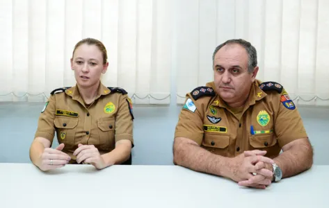 Tenente Kelly e o comandante do 10º BPM, major Cardoso. Foto: Delair Garcia