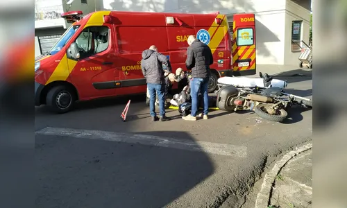 Acidente envolvendo carro e moto deixa uma pessoa ferida 