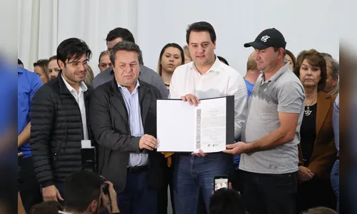 Mais 56 famílias recebem títulos de propriedade de seus imóveis