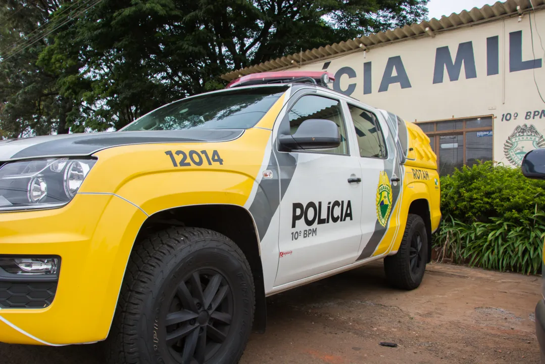 PM prende moça de 18 anos com mais de 50 buchas de maconha, em Arapongas