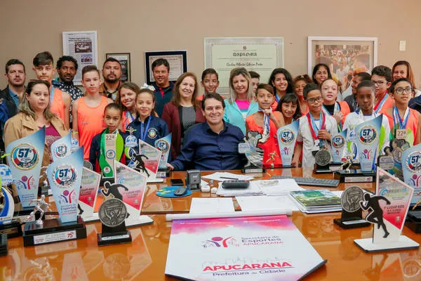 O prefeito Junior da Femac recebeu nesta segunda-feira os atletas da Escola de Atletismo de Apucarana - Foto: Divulgação