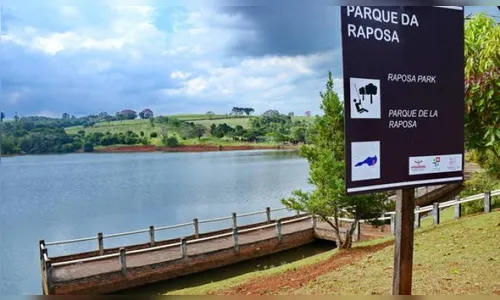 Carro quase cai na represa do Parque da Raposa e motorista é preso por embriaguez ao volante